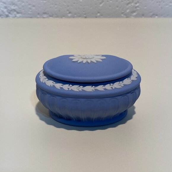 Wedgwood Blue Jasperware Kidney-Shaped Small Trinket Box with White Motif - Picture 4 of 10
